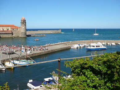 Collioure - Badespass & Kultur Das Bild zeigt die Bucht des romantischen Ortes Collioure